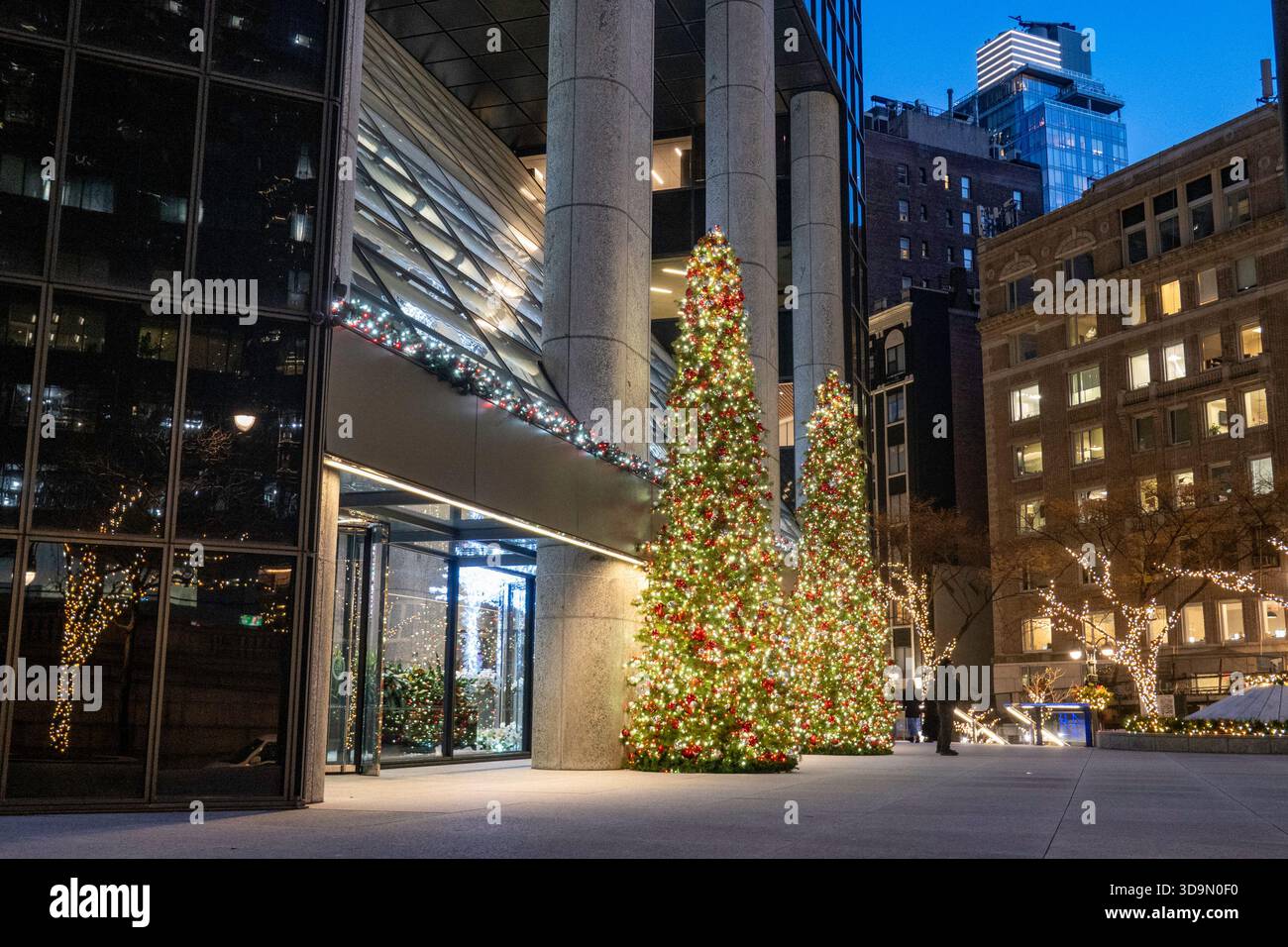 Ingresso al 101 Park Avenue con Holiday Lights and Decorations, New York, 2025 Foto Stock