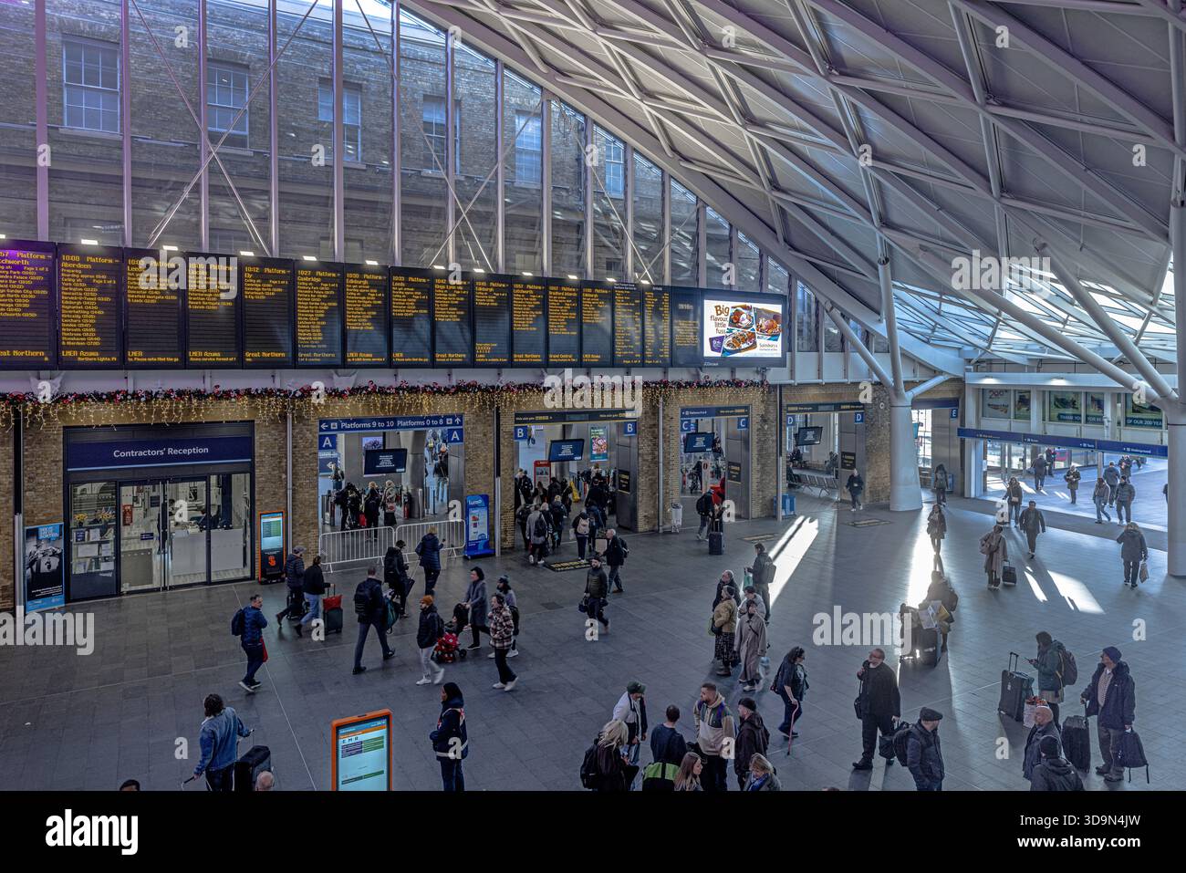 Sala partenze di Kings Cross stazione ferroviaria, London, Regno Unito Foto Stock