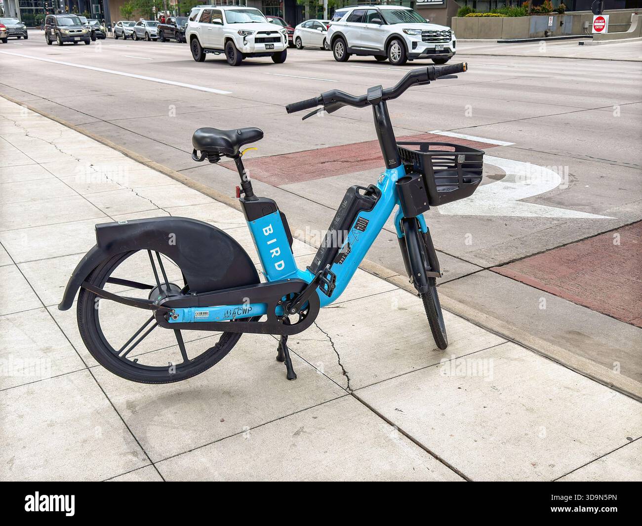 Denver, Colorado, USA - 4 giugno 2025: Bici elettrica del sistema di condivisione biciclette Bird lasciata incustodita su un marciapiede nel centro di Denver. - Immagine stock catturata con smartphone