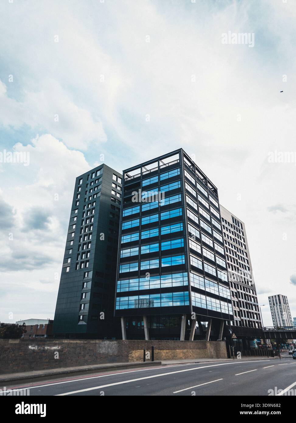 Alti edifici moderni in vetro e acciaio che riflettono il cielo in una giornata luminosa, sfoggiano un'architettura urbana contemporanea con linee geometriche pulite Foto Stock