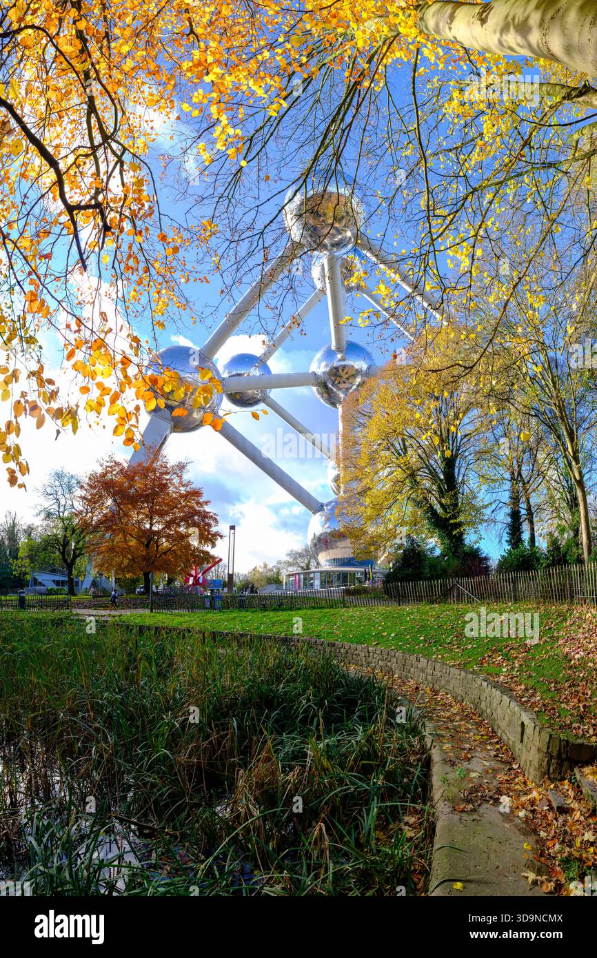 Bruxelles, Belgio - 21 novembre 2024: L'ora blu nell'autunno vedrà l'Atomium di Bruxelles Foto Stock