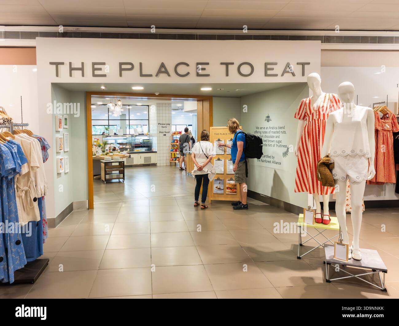 Persone che guardano il menu fuori dal posto dove mangiare - un caffè e un ristorante nel grande magazzino John Lewis Reading Branch, Regno Unito - Immagine stock catturata con smartphone