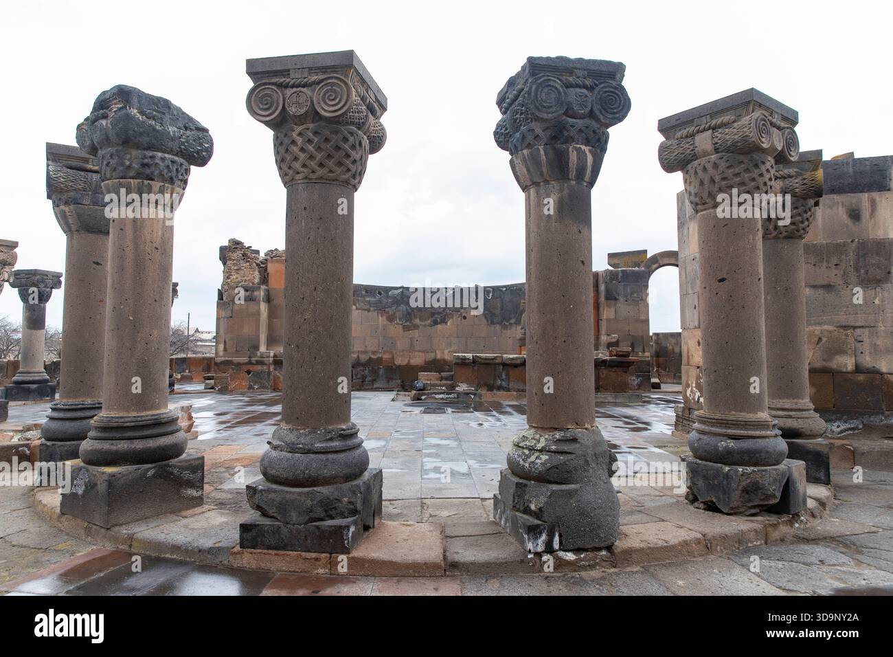 Zvartnots, Armenia. Rovine della cattedrale circolare del VII secolo, con colonne superstiti che mostrano la grandiosità dell'architettura armena del primo medioevo. Foto Stock