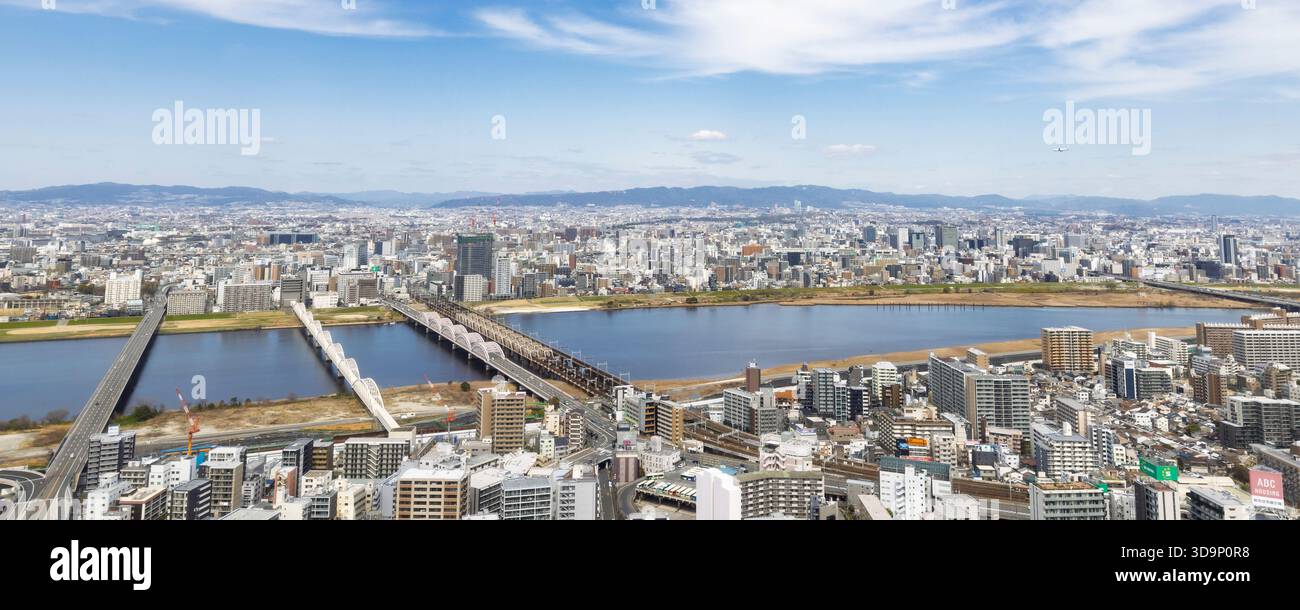 Osaka, Giappone - 31 marzo 2025: Vista panoramica dalla piattaforma dell'osservatorio dell'edificio Omeda Sky a Osaka, Giappone. Architettura moderna Foto Stock