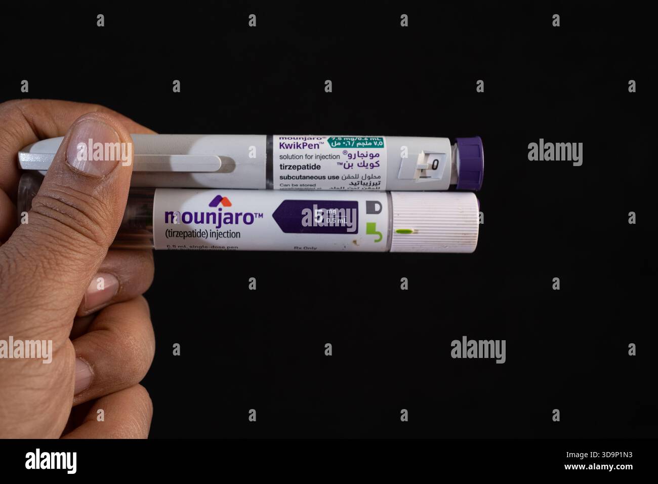 Confrontando diversi dosaggi di Tirzepatide (Mounjaro) penne di iniezione per la gestione del diabete di tipo 2 e la salute metabolica. Foto Stock