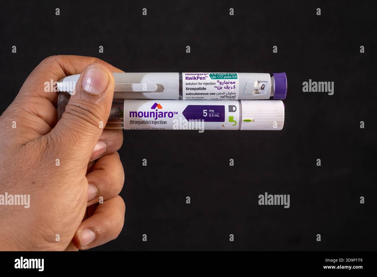 Confrontando diversi dosaggi di Tirzepatide (Mounjaro) penne di iniezione per la gestione del diabete di tipo 2 e la salute metabolica. Foto Stock