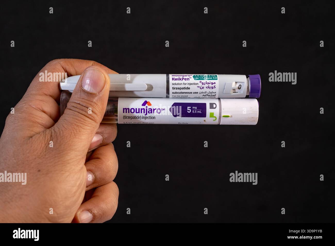 Confrontando diversi dosaggi di Tirzepatide (Mounjaro) penne di iniezione per la gestione del diabete di tipo 2 e la salute metabolica. Foto Stock
