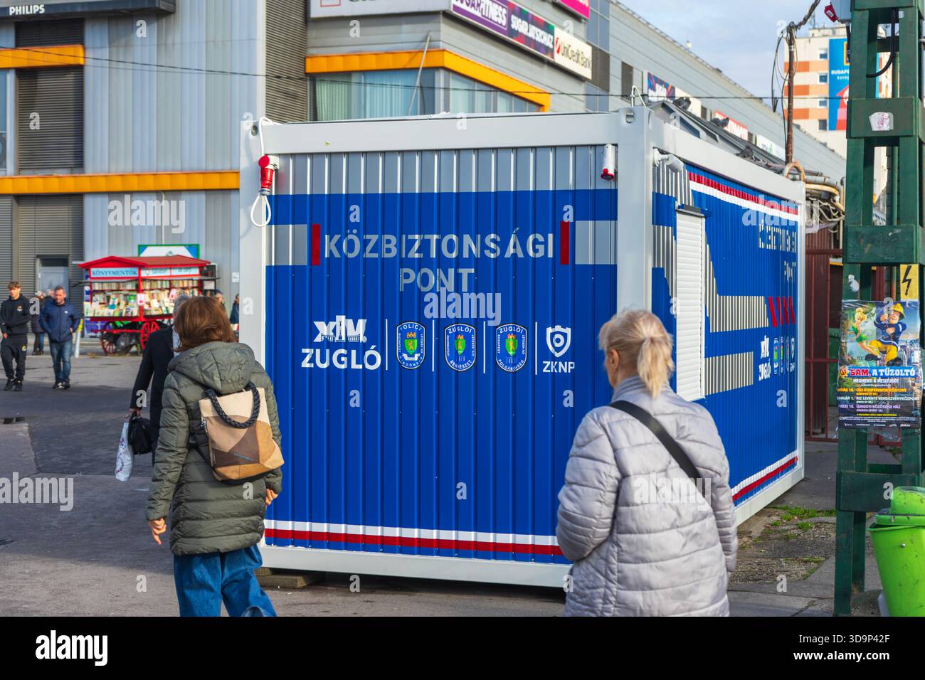 Container per la pubblica sicurezza a Budapest che indirizza i cittadini ai servizi di sicurezza municipale. Foto Stock