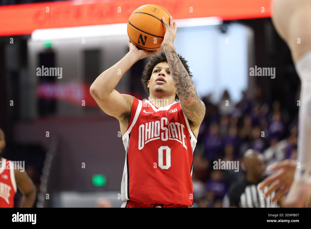 Evanston, Stati Uniti. 6 dicembre 2025. EVANSTON, ILLINOIS - 6 DICEMBRE: La Northwestern Wildcats Mens Basketball gioca contro gli Ohio State Buckeyes nella prima partita casalinga dei Big Ten della stagione alla Welsh-Ryan Arena di Evanston, Illinois (foto di Joshua Sukoff/Sipa USA) Credit: SIPA USA/Alamy Live News Foto Stock