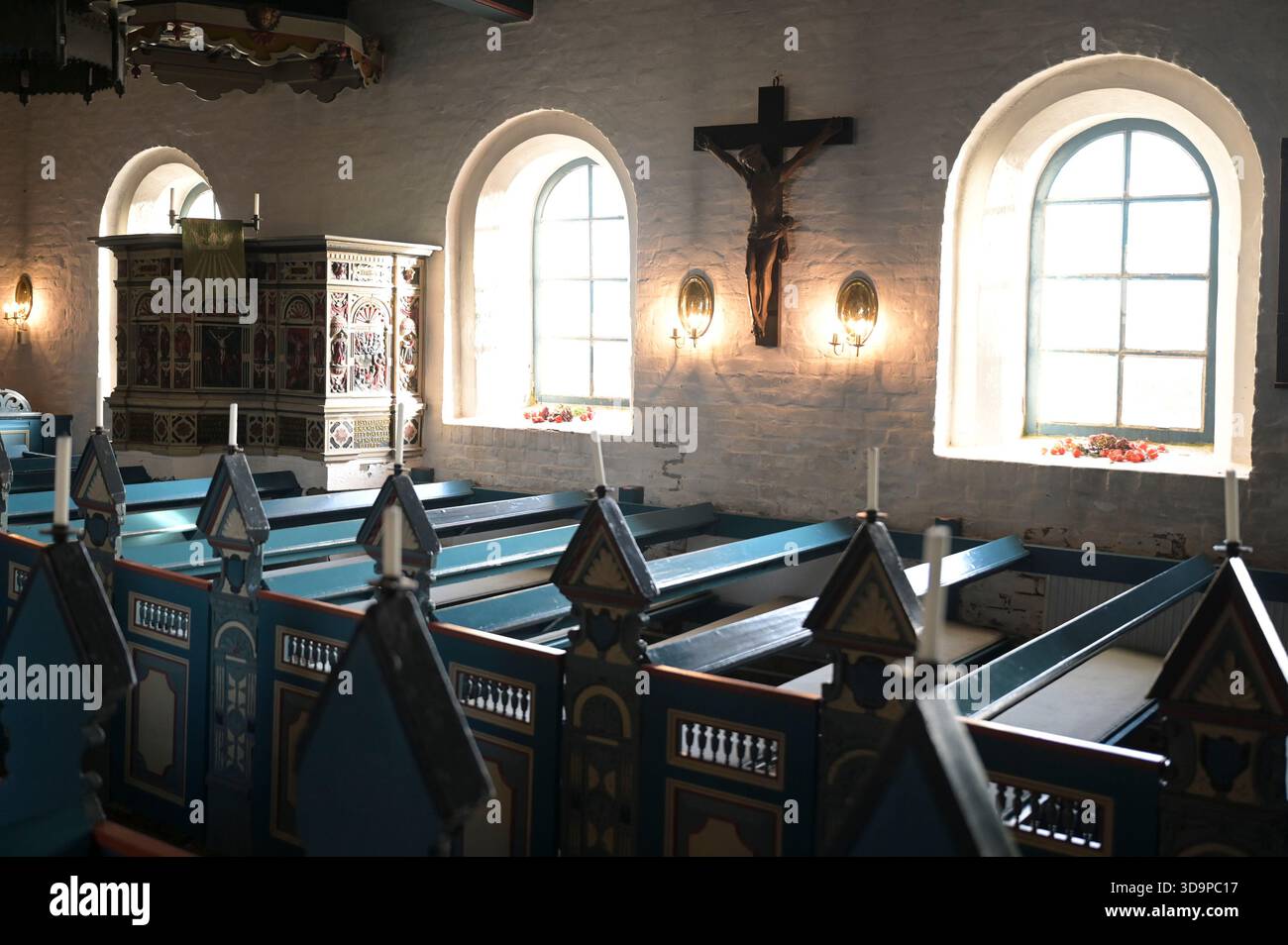 GERMANIA, Schleswig-Holstein, Frisia settentrionale, isola del Nord Hallig Hooge, chiesa di protezione al coperto con panca in legno e decorazioni / Deutschland, Schleswig-Holstein, Hallig Hooge, evangelische Kirche auf der Kirchwarft, innen Foto Stock