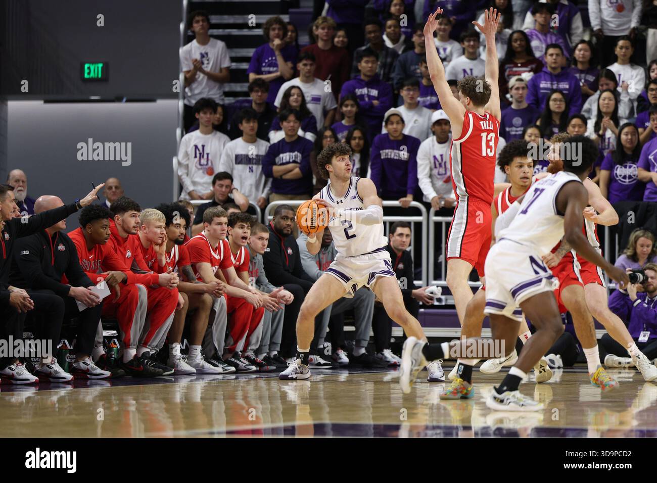 Evanston, Stati Uniti. 6 dicembre 2025. EVANSTON, ILLINOIS - 6 DICEMBRE: La Northwestern Wildcats Mens Basketball gioca contro gli Ohio State Buckeyes nella prima partita casalinga dei Big Ten della stagione alla Welsh-Ryan Arena di Evanston, Illinois (foto di Joshua Sukoff/Sipa USA) Credit: SIPA USA/Alamy Live News Foto Stock
