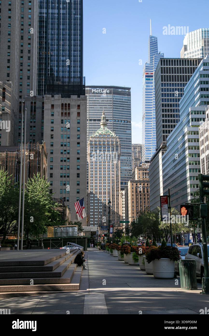 Park Avenue con MetLife e One World Trade Center in vista, New York City. Foto Stock
