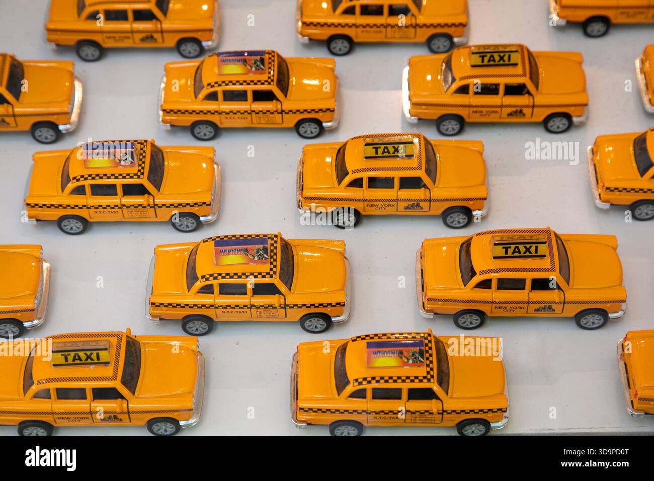 Mostra di taxi gialli giocattolo NYC. Foto Stock