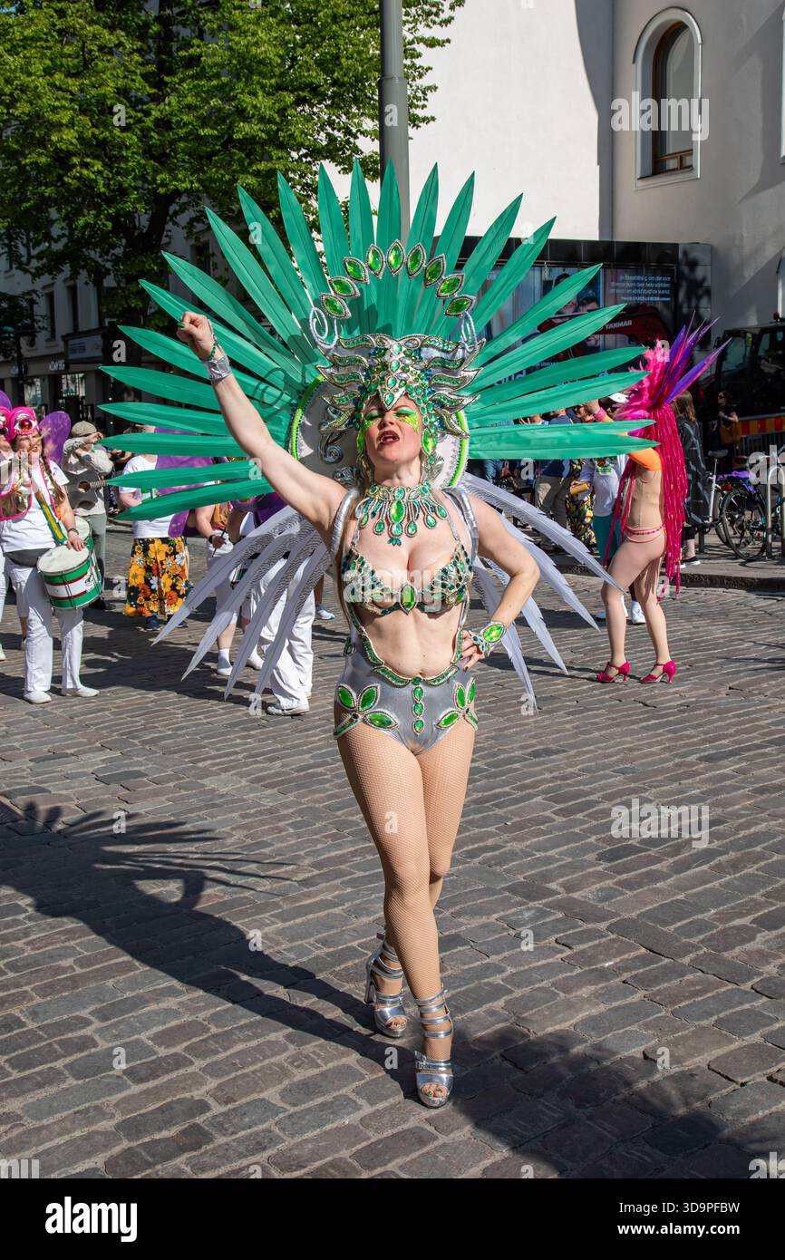 Forza ballerina di samba naturale sul Pohjoisesplanadi al Carnaval Samba di Helsinki, Finlandia Foto Stock