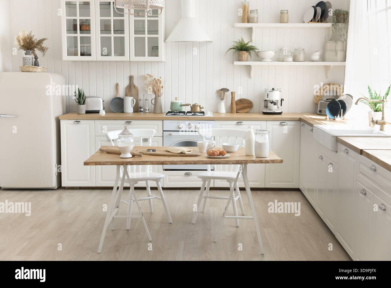 Interni accoglienti e luminosi, ben attrezzati e moderni, con cucina casalinga Foto Stock