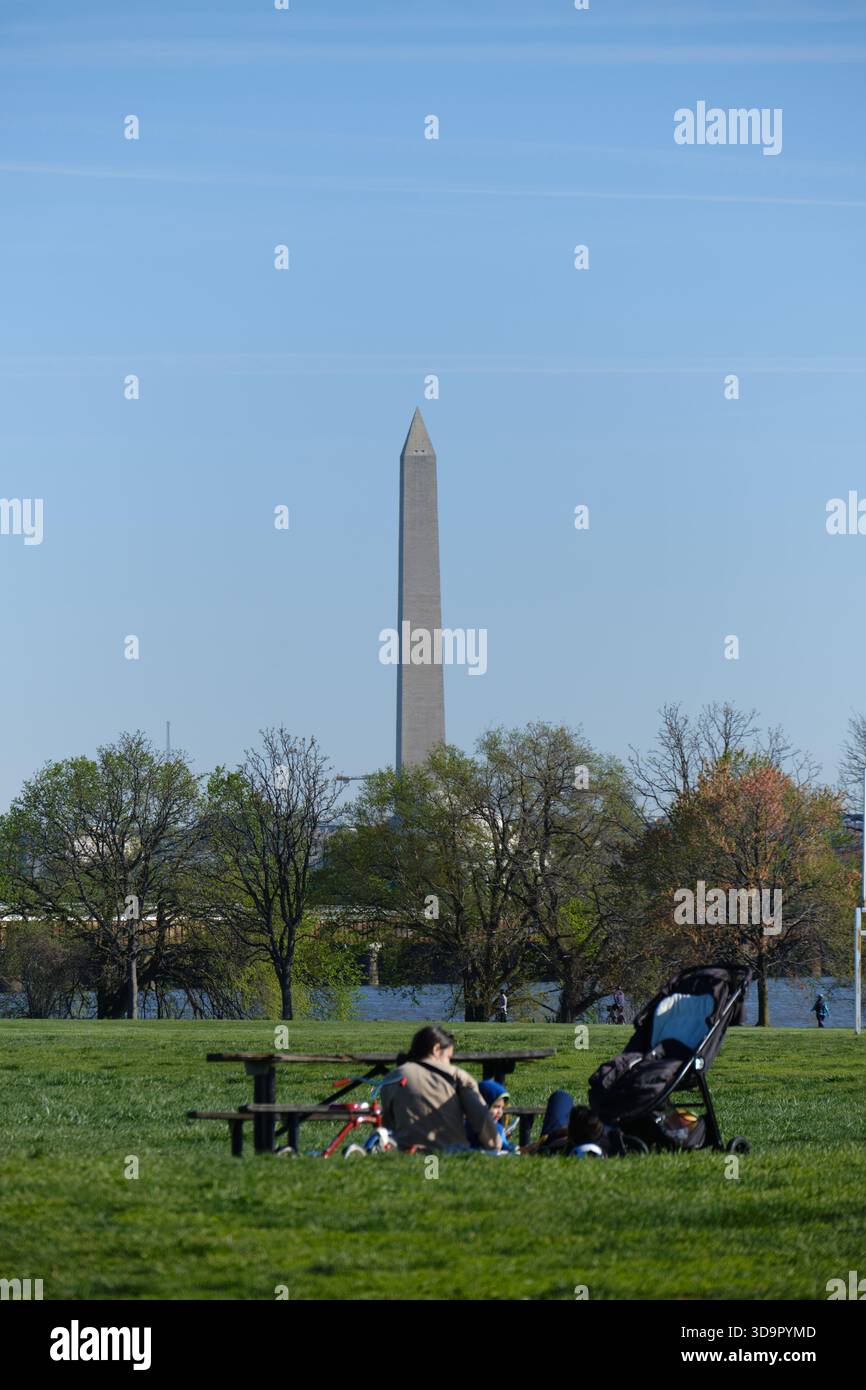 Gravelly Point con il monumento a Washington e il fiume Potomak sullo sfondo Foto Stock
