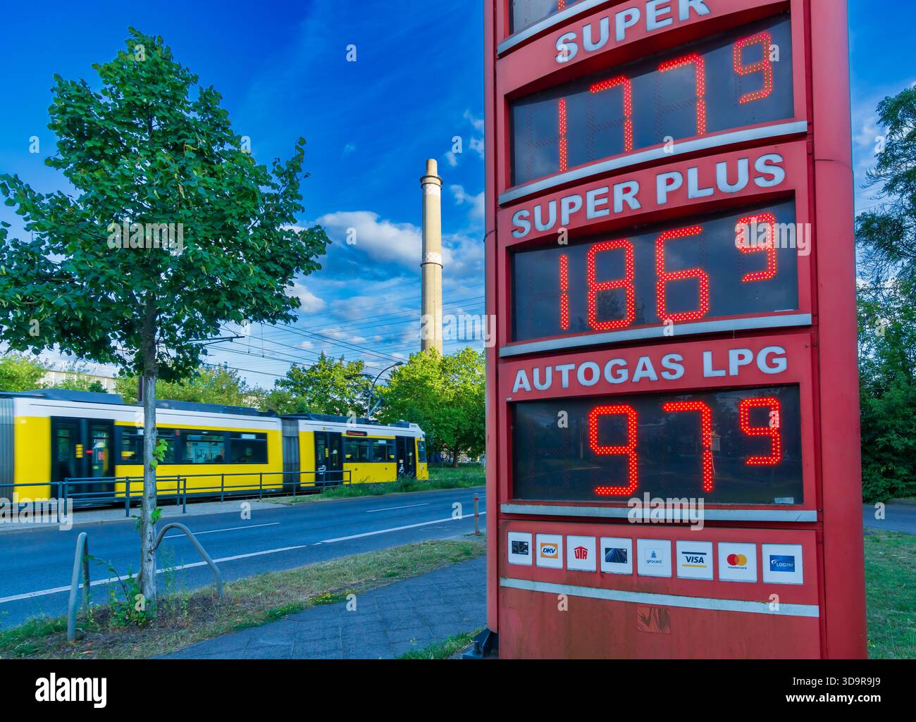 Primo piano di un display del prezzo del carburante illuminato presso una stazione di servizio di Berlino, Germania. Foto Stock