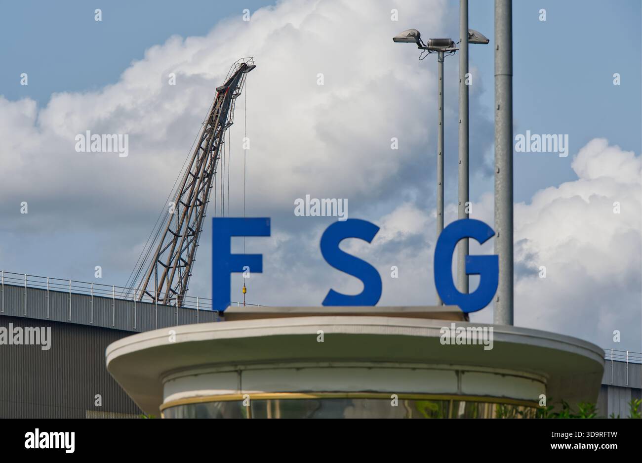 L'area d'ingresso del cantiere FSG di Flensburg sulla Batteriestrasse con gru, barriere e altri beni industriali Foto Stock