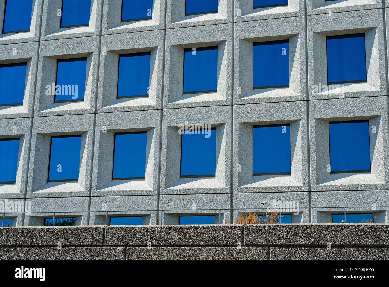 L'esterno dell'edificio in granito, combinato con finestre riflettenti lucide, crea un'impressionante ed elegante dichiarazione architettonica a Copenhagen CPH Foto Stock