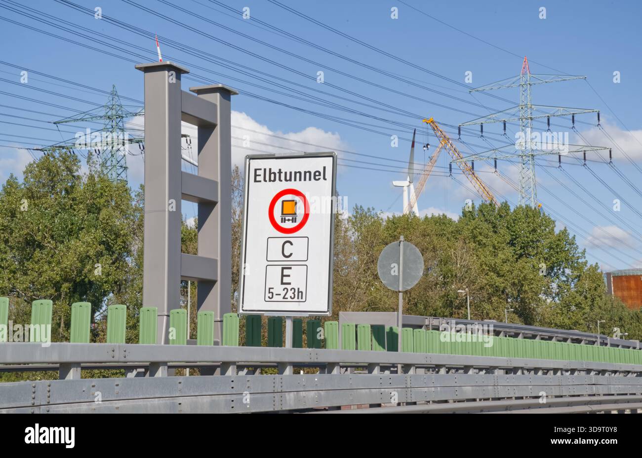 Un segnale stradale che indica il tunnel Elbtunnel con restrizioni per i veicoli. Il segnale mostra il simbolo di un bus e specifica le ore di funzionamento da 5 a 23. Nella Foto Stock