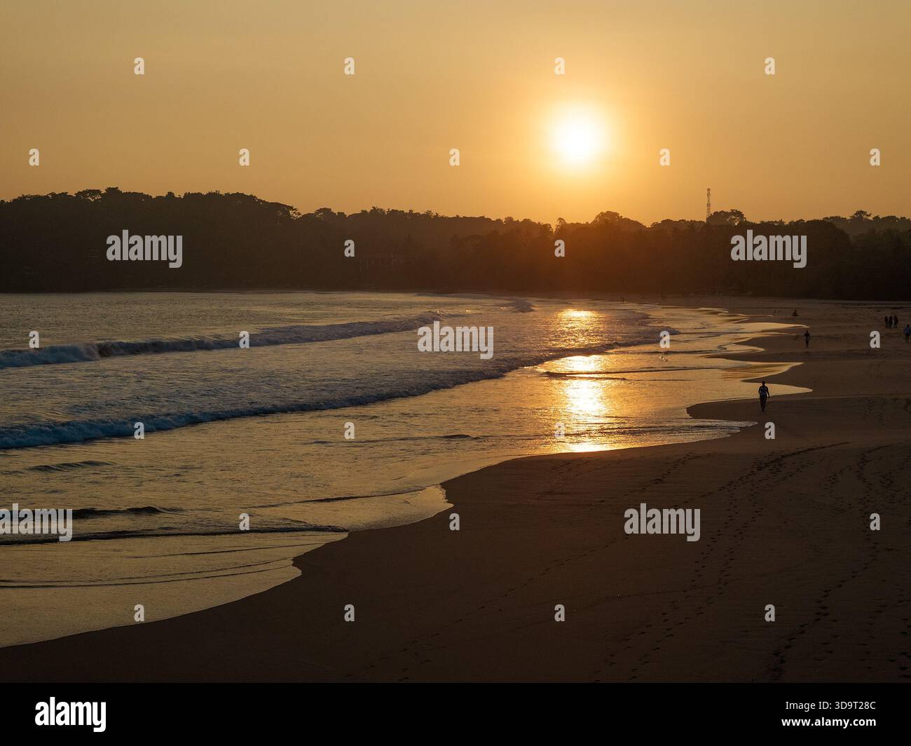 Veduta aerea di Talalla Beach al Golden Evening Light, Sri Lanka Foto Stock