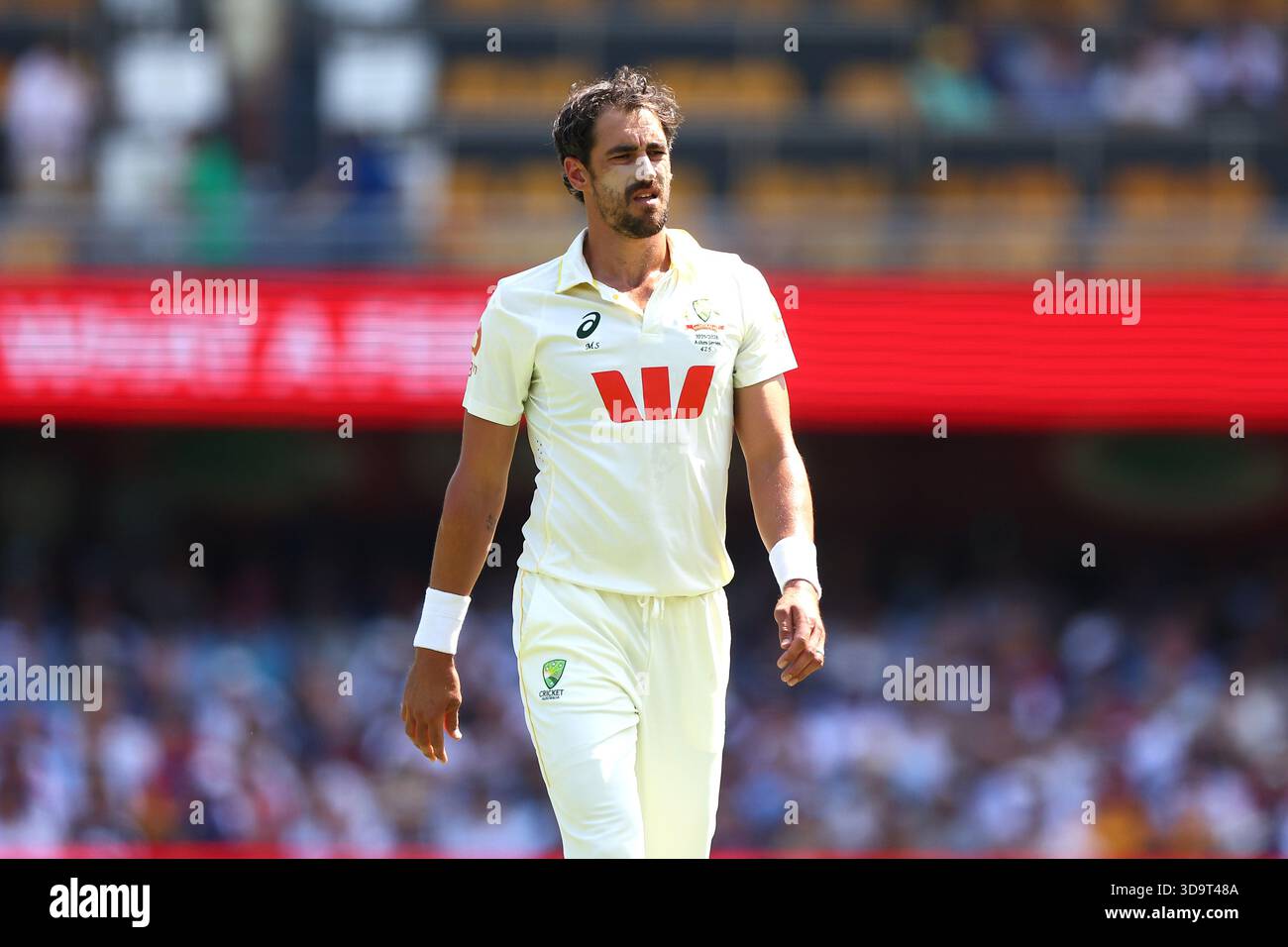 Brisbane, Australia. 7 dicembre 2025. Mitchell Starc dell'Australia guarda durante il giorno 4 del secondo test nella NRMA Insurance Ashes Series Australia vs Inghilterra al Gabba, Brisbane Cricket Ground, Brisbane, Australia, 7 dicembre 2025 (foto di Pat Hoelscher/News Images) *** GER AUT sui OUT *** a Brisbane, Australia il 12/7/2025. (Foto di Pat Hoelscher/News Images/Sipa USA) credito: SIPA USA/Alamy Live News Foto Stock
