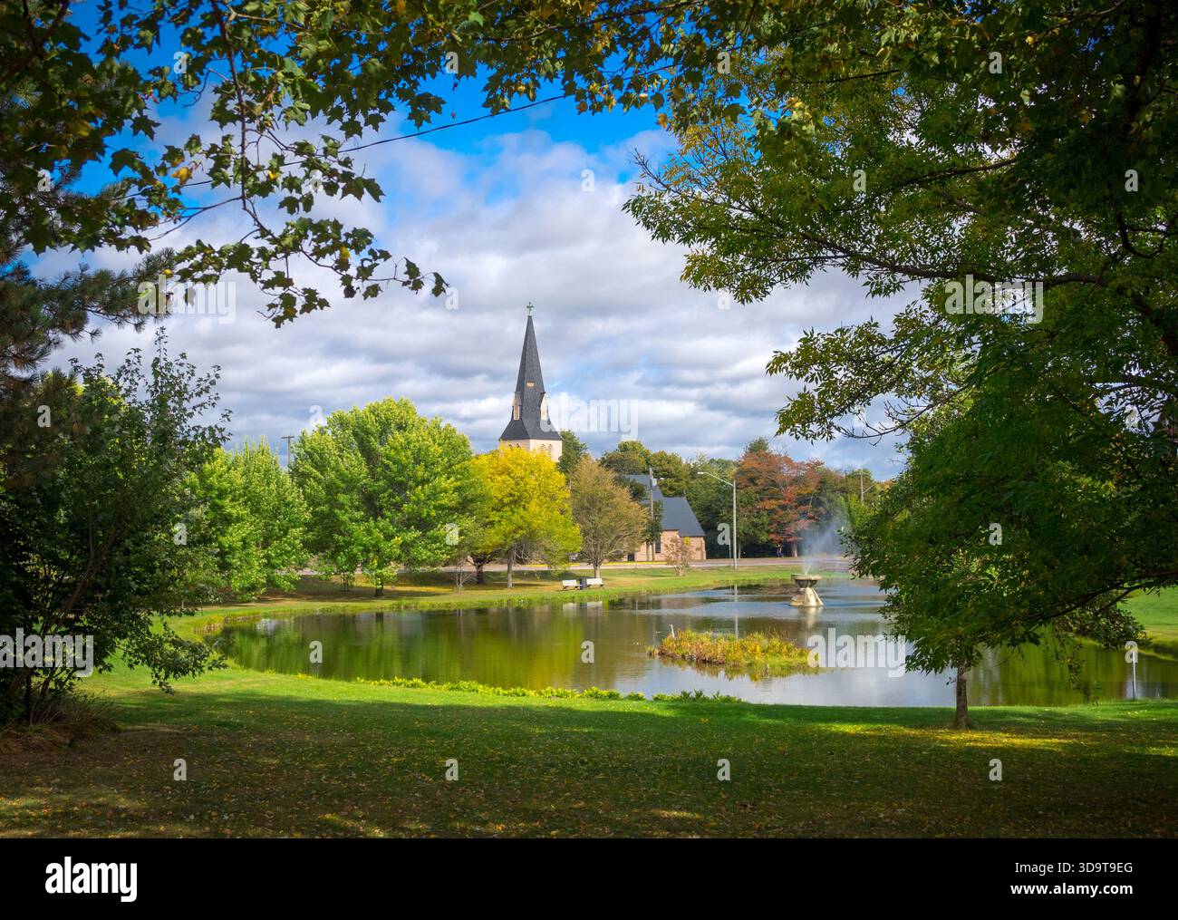 Lo Swan Pond nel Ladies' College Park con la chiesa anglicana di St. Paul sullo sfondo della Mount Allison University di Sackville, New Brunswick, Canada. Foto Stock
