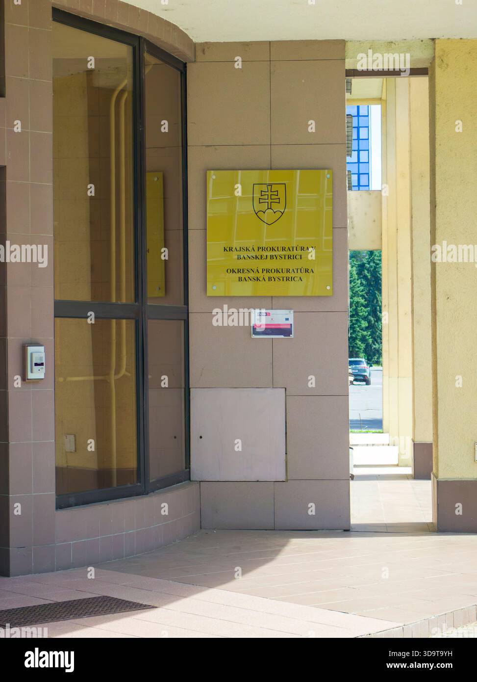 Banska Bystrica, Slovacchia - 8 agosto 2025: Procuratore regionale di Banska Bystrica. Bacheca informativa sulla parete all'ingresso della o Foto Stock