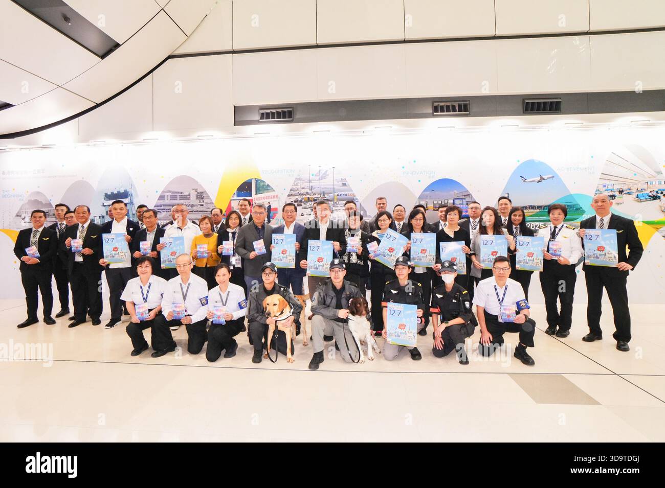 Hong Kong, Hong Kong. 7 dicembre 2025. Gli elettori stanno potendo per una foto fuori da una stazione elettorale il 7 novembre 2025 a Hong Kong. (Foto di Zulu lo/TMHK via Nexpher Images/Sipa USA) credito: SIPA USA/Alamy Live News Foto Stock