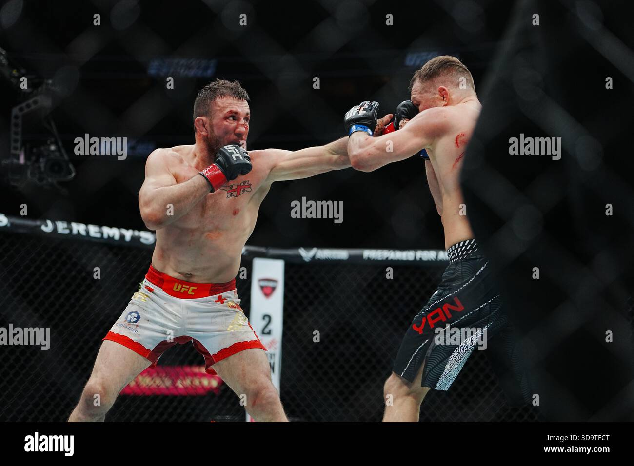 Las Vegas, Nevada, Stati Uniti. 6 dicembre 2025. LAS VEGAS, NV - 6 DICEMBRE: Merab Dvalishivili e Petr Yan si incontrano nell'ottagono per un incontro di 5 round per il Campionato a UFC 323 - Dvalishvili vs Yan 2 all'UFC Apex il 6 dicembre 2025 a LAS VEGAS, NV (foto di Louis Grasse/PxImages) credito: PX Images/Alamy Live News Foto Stock