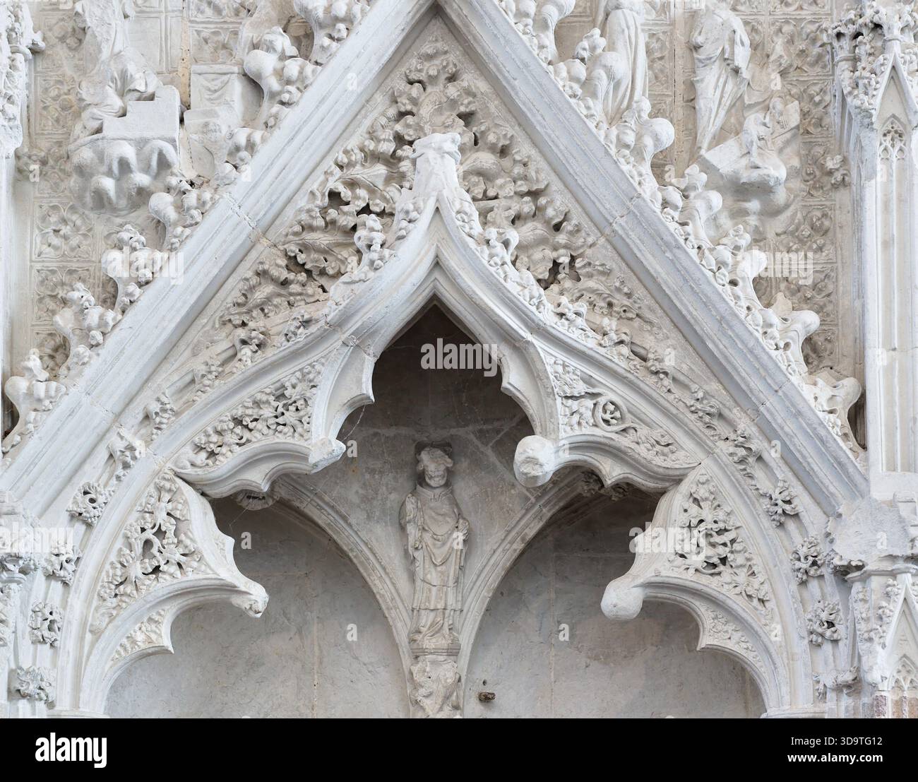 Arco decorativo, con figura deturpata, nella cappella della Signora della cattedrale di Ely, Inghilterra. Foto Stock