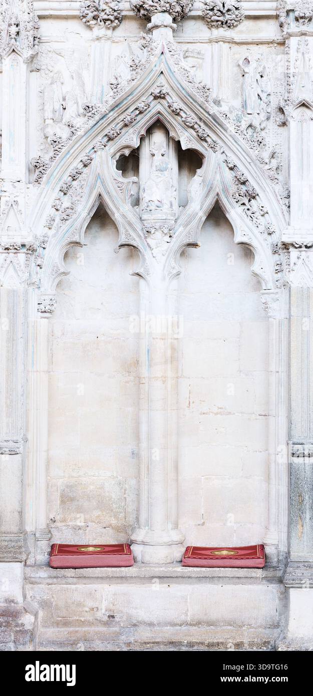 Arco decorativo, con figura deturpata, intorno a una sede in pietra nella cappella della Signora della cattedrale di Ely, Inghilterra. Foto Stock