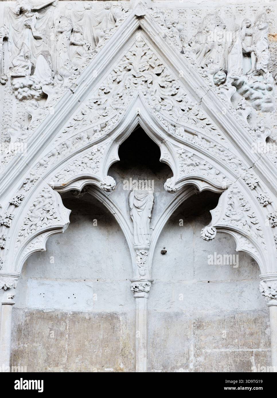 Arco decorativo, con figura deturpata, nella cappella della Signora della cattedrale di Ely, Inghilterra. Foto Stock
