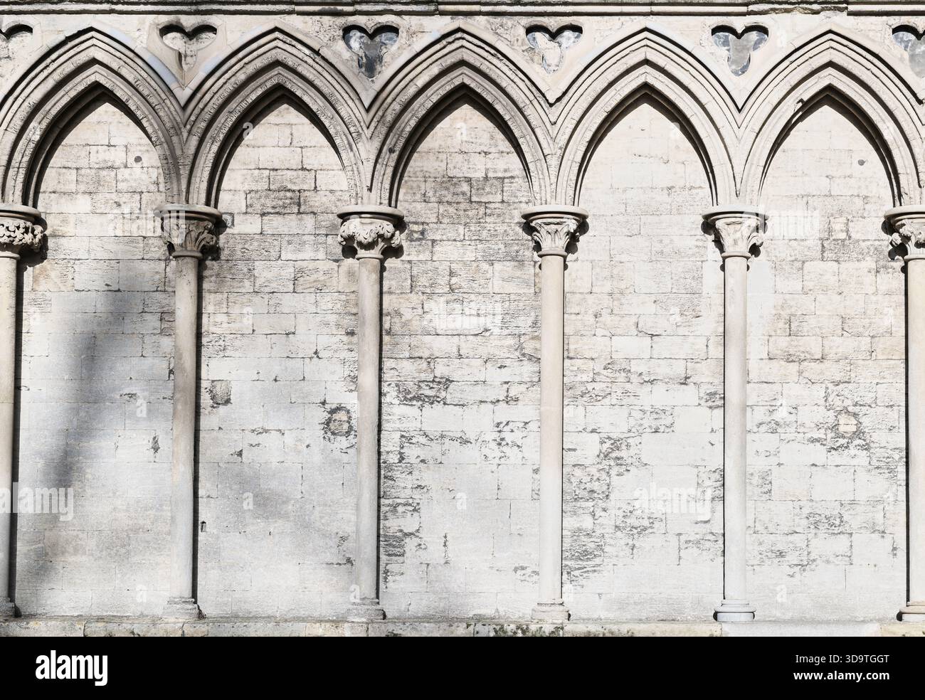 Archi decorativi a punta su un muro nella navata centrale della Cattedrale di Ely, Inghilterra. Foto Stock