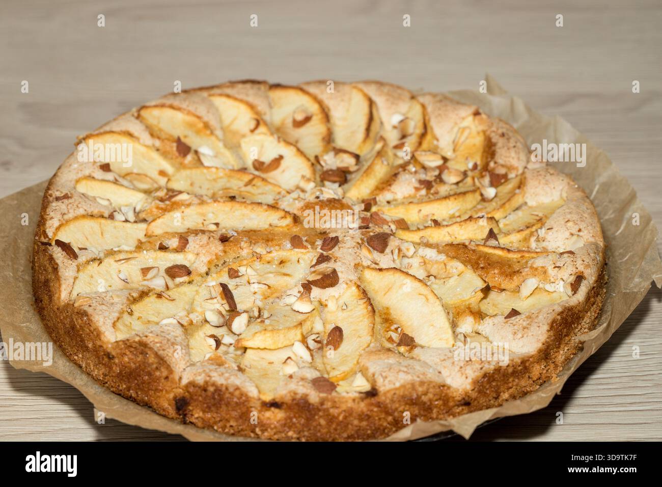 crostata di mele appena sfornata dorata e croccante, torta casalinga Foto Stock