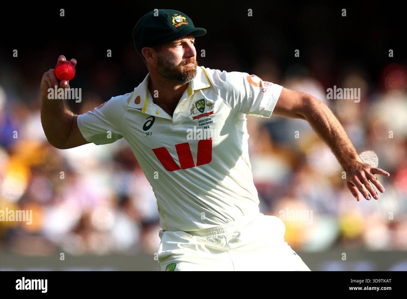 Brisbane, Australia. 7 dicembre 2025. Michael Neser dell'Australia Fields durante il giorno 4 del secondo test nella NRMA Insurance Ashes Series Australia vs Inghilterra al Gabba, Brisbane Cricket Ground, Brisbane, Australia, 7 dicembre 2025 (foto di Pat Hoelscher/News Images) *** GER AUT sui OUT *** a Brisbane, Australia il 12/7/2025. (Foto di Pat Hoelscher/News Images/Sipa USA) credito: SIPA USA/Alamy Live News Foto Stock