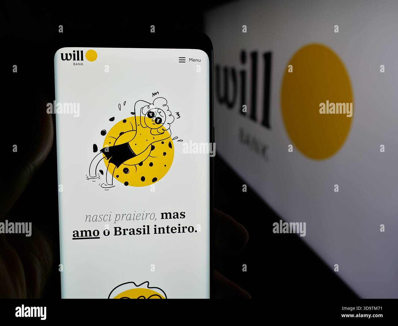 Stoccarda, Germania - 11-28-2025: Persona che possiede uno smartphone con pagina web della banca brasiliana Financeira S.A. sullo schermo davanti al logo. Foto Stock