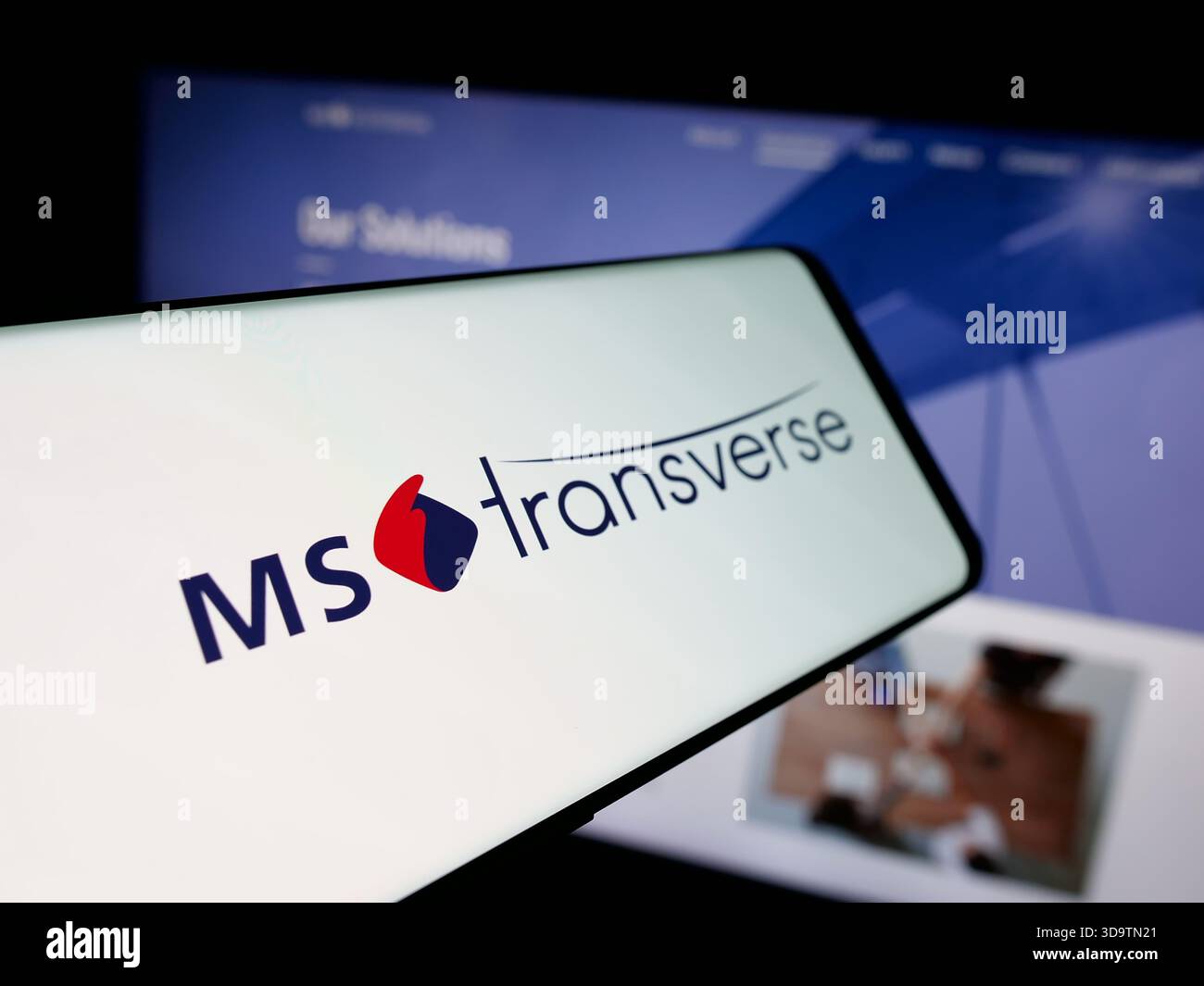 Stoccarda, Germania - 11-28-2025: Smartphone con logo della compagnia assicurativa MS Transverse sullo schermo davanti al sito web. Foto Stock