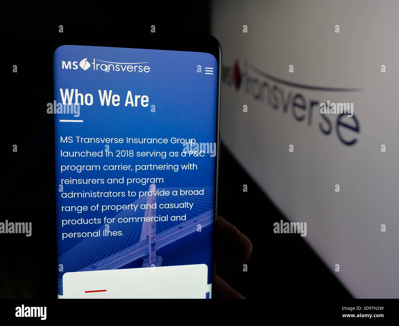Stoccarda, Germania - 11-28-2025: Persona che detiene il cellulare con pagina web della compagnia di assicurazioni MS Transverse sullo schermo davanti al logo. Foto Stock