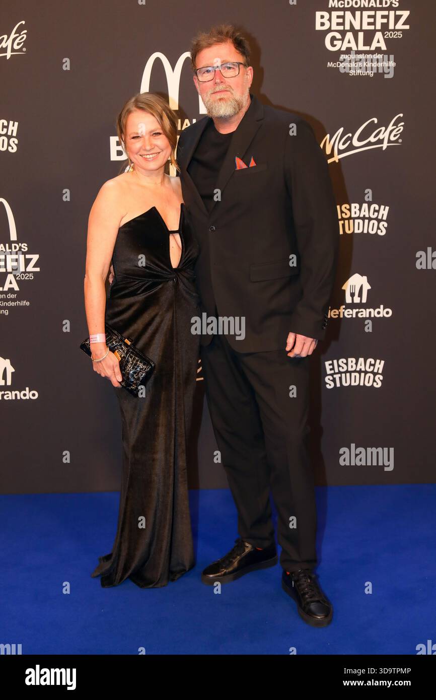 München, Germania. 6 dicembre 2025. München, 06.12.2025 Nova Meierhenrich und Brian Bojsen bei der McDonald's Benefiz-Gala 2025 a München foto: Matthias Gränzdörfer Credit: Mgfoto/Alamy Live News Foto Stock