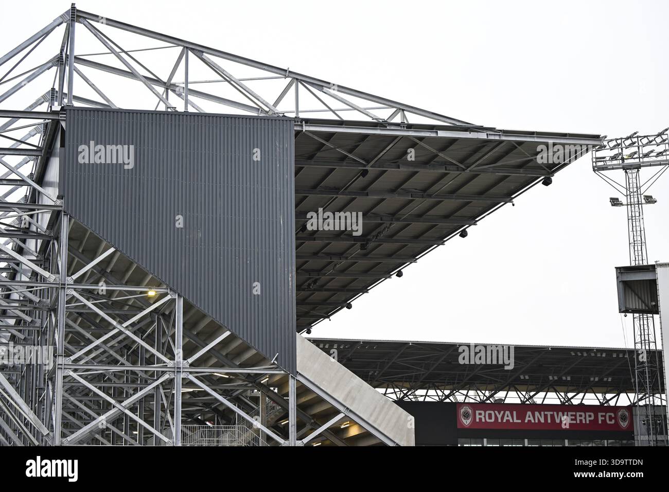 Anversa, Belgio. 7 dicembre 2025. Il nuovo stand è raffigurato durante un evento stampa in occasione dell'apertura del nuovo stand Tribune 2 al Bosuil Stadium del Royal Antwerp FC, domenica 7 dicembre 2025 ad Anversa. Lo stand è già esaurito per la partita contro il KRC Genk. BELGA PHOTO TOM GOYVAERTS credito: Belga News Agency/Alamy Live News Foto Stock