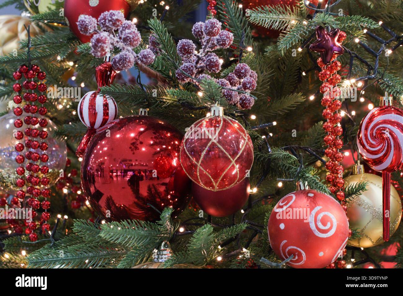 Striscione con giocattoli di Natale su un albero verde. decorazioni per l'anno nuovo, buon natale. decorazioni per l'anno nuovo, buon natale. Foto Stock