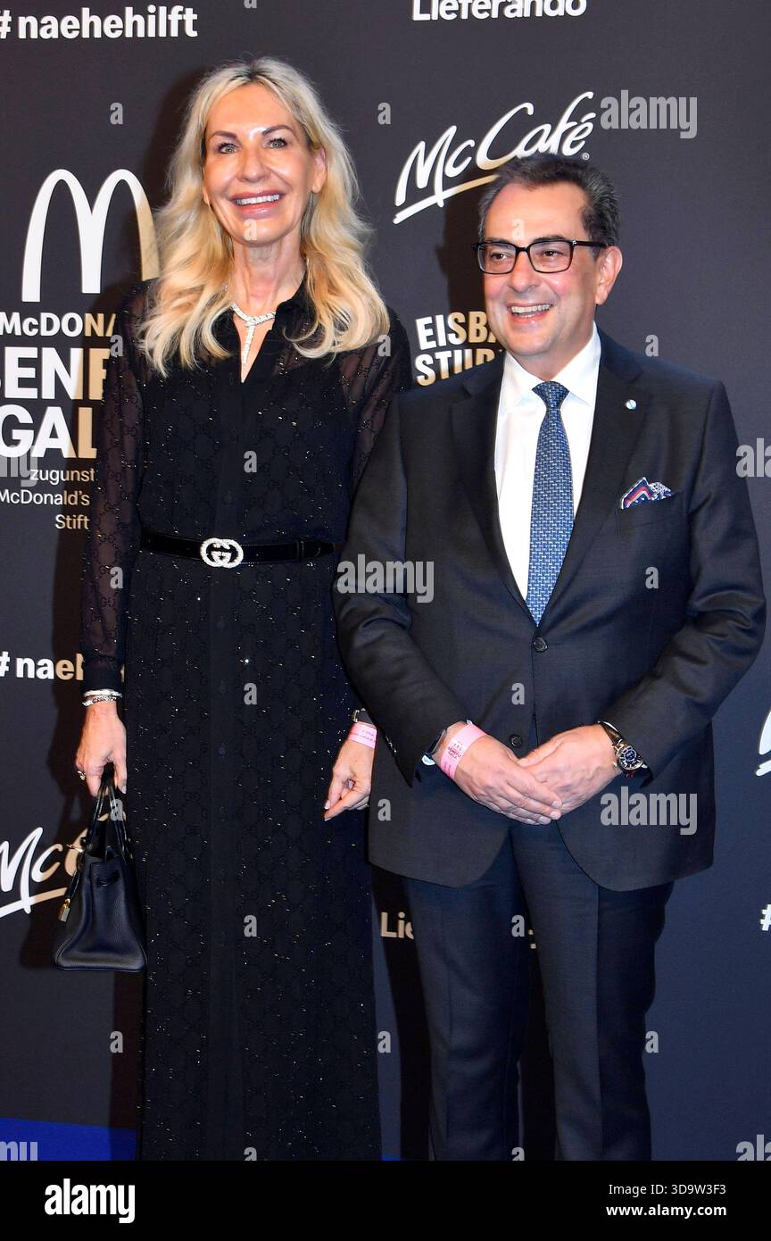 Saskia Greipl-Kostantinidis und Stavros Kostantinidis bei der 20. McDonald's Benefiz Gala zugunsten der McDonald's Kinderhilfe Stiftung nei den Eisbach Studios. München, 06.12.2025 *** Saskia Greipl Kostantinidis e Stavros Kostantinidis al 20 McDonald's Benefit Gala in aiuto della McDonald's Childrens Aid Foundation agli Eisbach Studios di Monaco, 06 12 2025 foto:XB.xInsingerx/xFuturexImagex mcdonalds_5317 Foto Stock