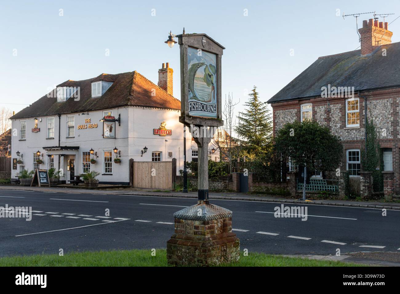 Cartello decorativo del villaggio di Fishbourne nel centro del villaggio, West Sussex, Inghilterra, Regno Unito, con il pub Bulls Head Foto Stock