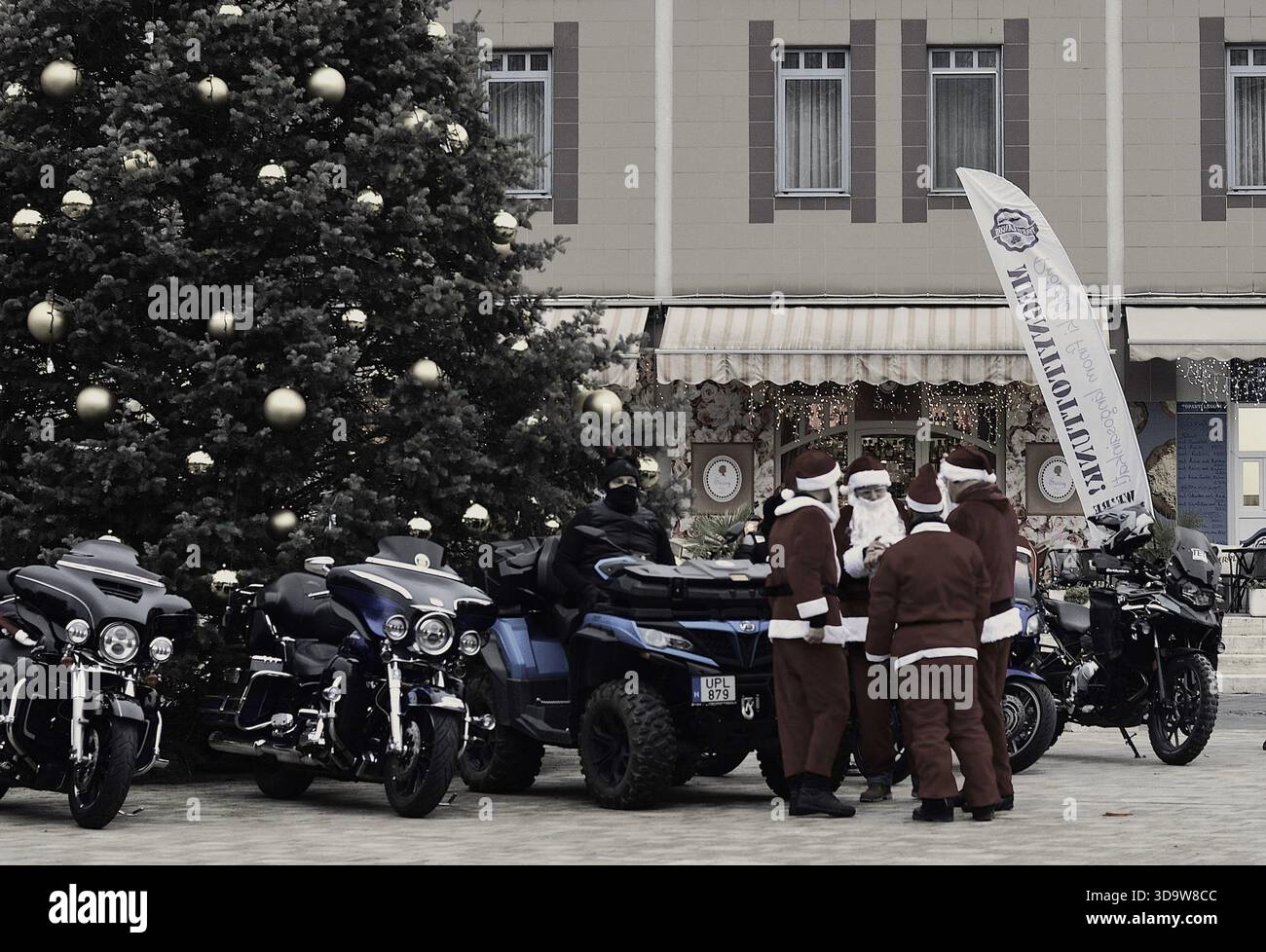 Incontro a Santas presso l'albero di Natale di Hévíz, foto del reportage natalizio 2025 Ungheria Foto Stock