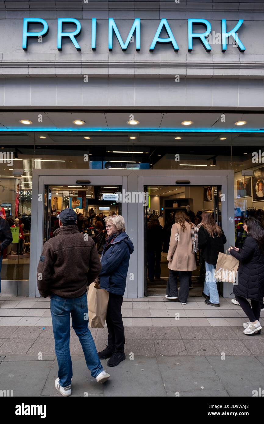 Acquirenti e visitatori fuori dal negozio Primark in Oxford Street il 28 novembre 2025 a Londra, Regno Unito. Oxford Street è un importante centro commerciale nel West End della capitale ed è la strada commerciale più trafficata d'Europa, con circa mezzo milione di visitatori al giorno ai suoi circa 300 negozi, la maggior parte dei quali sono negozi di moda e di abbigliamento di alta moda. Foto Stock