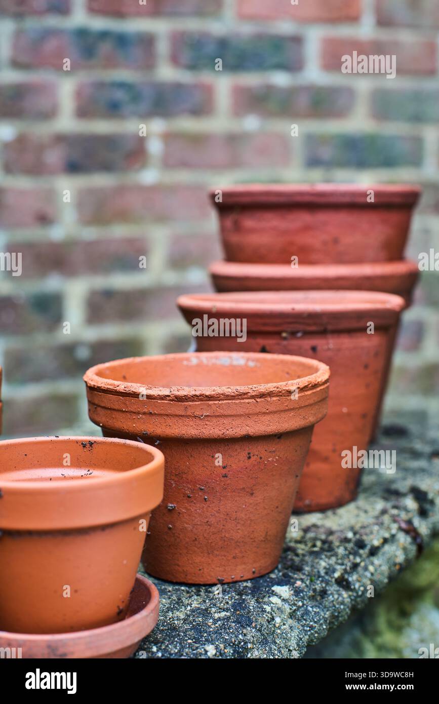 Vasi di argilla per giardinaggio senza plastica. Foto Stock