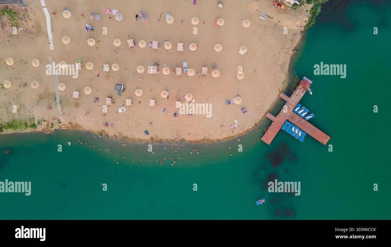 Vista aerea del lago Ghioroc nella contea di Arad in Romania in estate. Fotografia del lago Ghioroc scattata da un drone al tramonto. Foto Stock