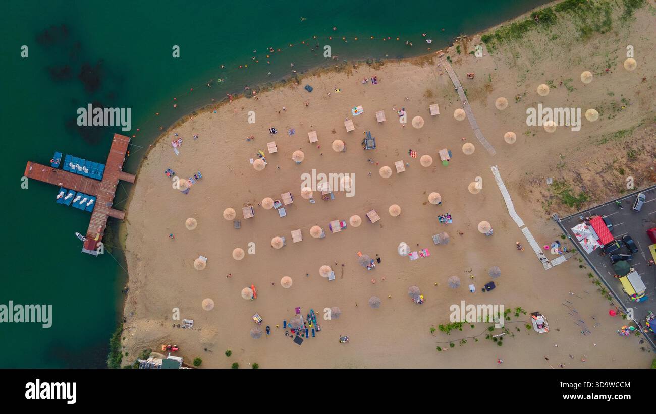 Vista aerea del lago Ghioroc nella contea di Arad in Romania in estate. Fotografia del lago Ghioroc scattata da un drone al tramonto. Foto Stock