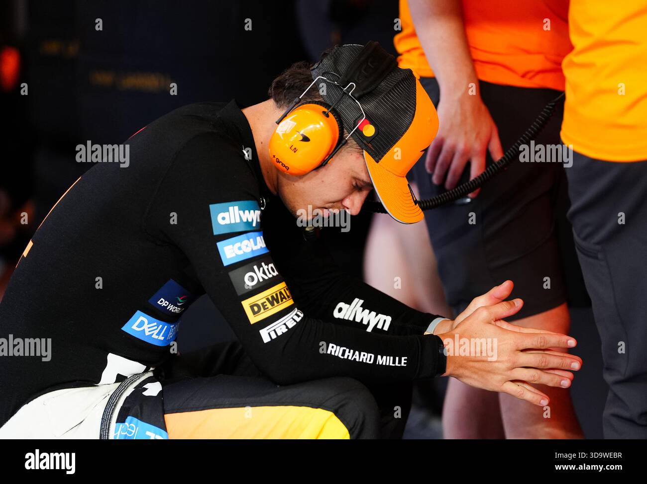Il pilota della McLaren Lando Norris nel garage davanti al Gran Premio di Abu Dhabi al circuito Yas Marina di Abu Dhabi. Data foto: Domenica 7 dicembre 2025. Foto Stock